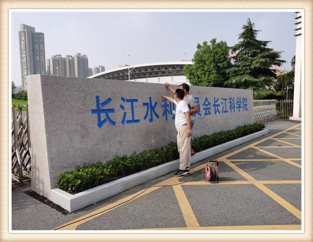 專業(yè)雕刻師傅和吊裝團隊